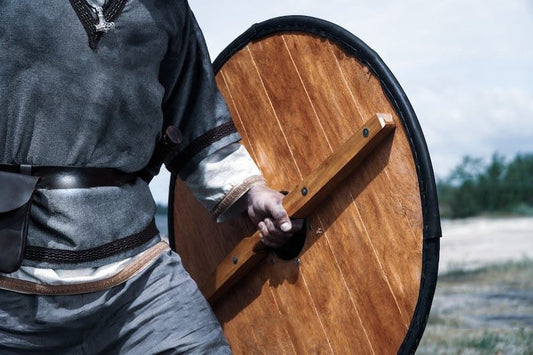 Auténticos escudos vikingos: herencia nórdica hecha a mano y diseños listos  para la batalla – vkngjewelry