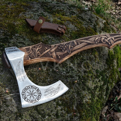 vkngjewelry hache Hand Forged Viking Axe With Carved Handle "Grusom Bjørn"