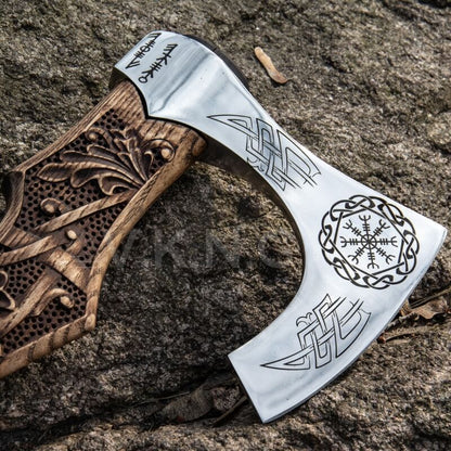vkngjewelry hache Hand Forged Viking Axe With Carved Handle "Grusom Bjørn"