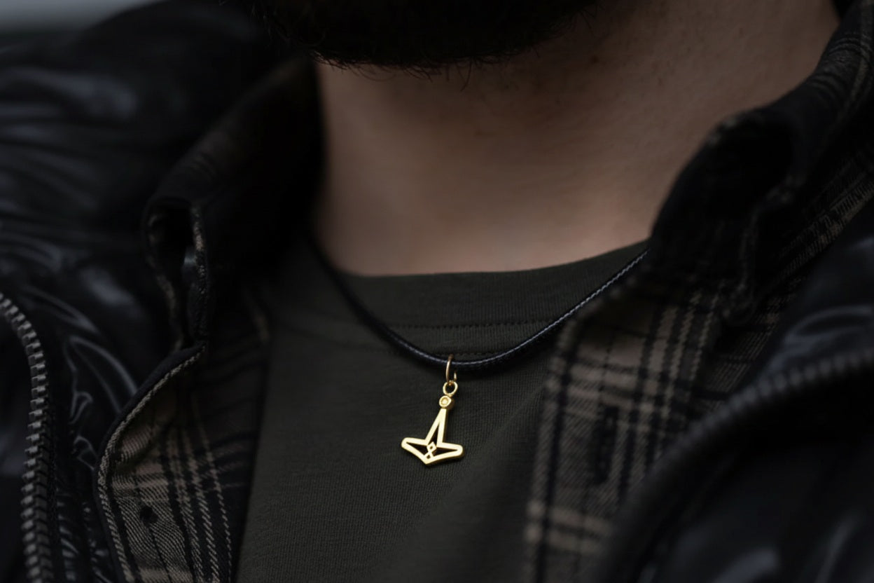 vkngjewelry pendentif Handcrafted Slim Thor's Hammer Gold Pendant