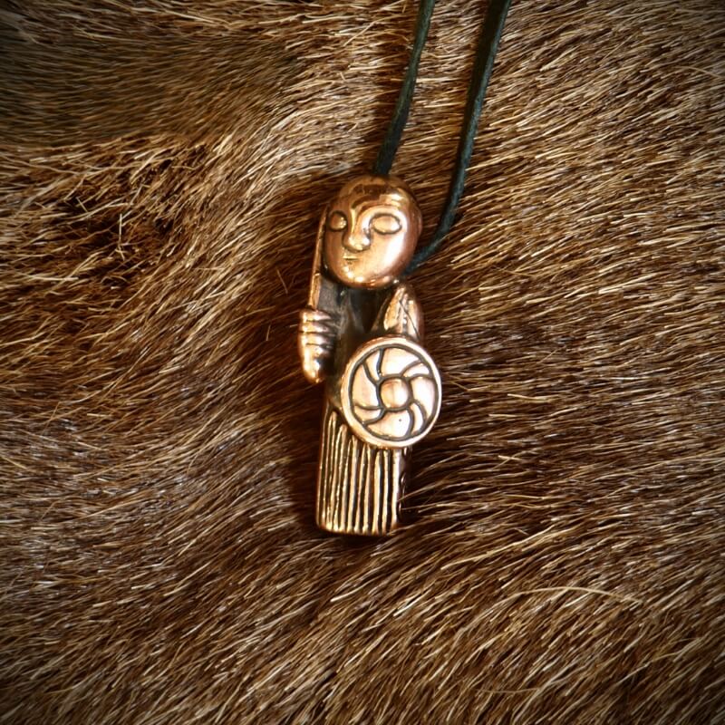 vkngjewelry pendentif "Shieldmaiden" Pendant from Hårby